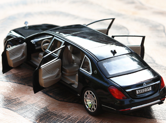 1:24 Alloy Maybach S600 Model Toy Car with Sound and Light